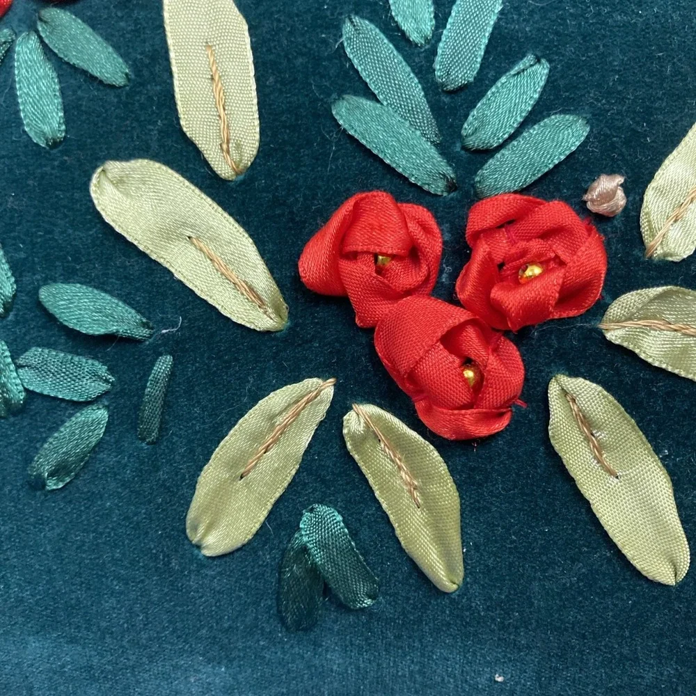 Vtg Velvet Green Embroidery & Ribbon Flowers‎ Christmas Wreath Pillow 15